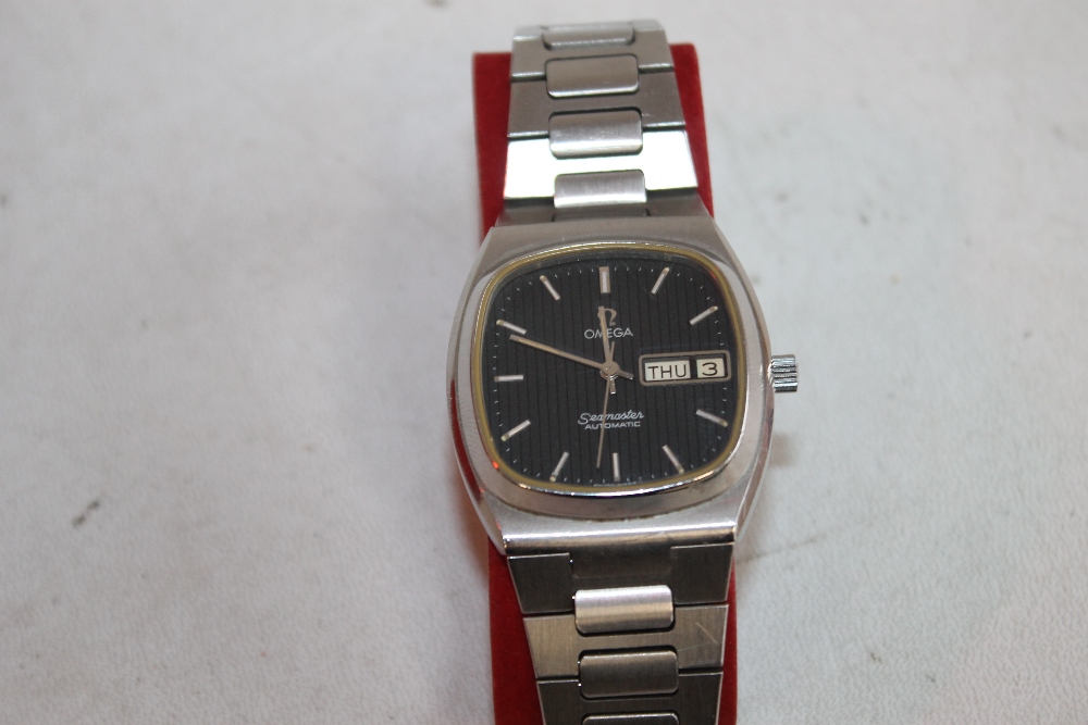 A 1970S OMEGA SEAMASTER AUTOMATIC STAINLESS STEEL DAY/DATE GENTS WRIST WATCH in Omega presentation