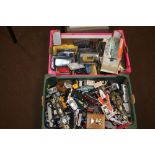 TWO TRAYS OF VARIOUS BOXED AND LOOSE DIECAST VEHICLES ETC