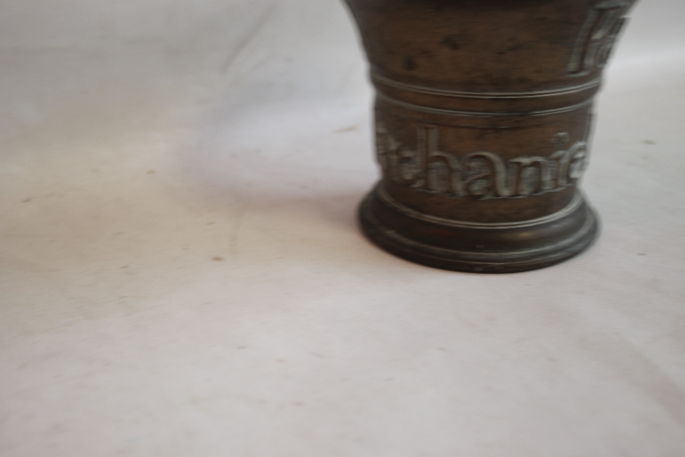 A DATED AND INSCRIBED BRONZE MORTAR, "Nathaniel & Hannah Payne 1728", H 12 cm - Image 2 of 20