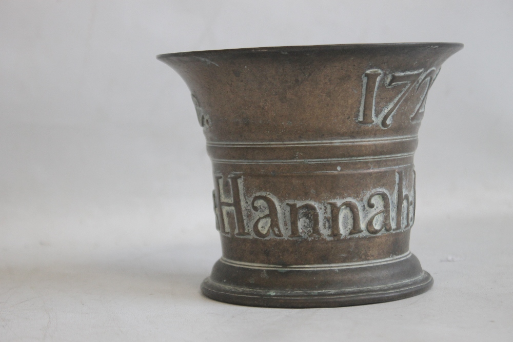 A DATED AND INSCRIBED BRONZE MORTAR, "Nathaniel & Hannah Payne 1728", H 12 cm - Image 7 of 20