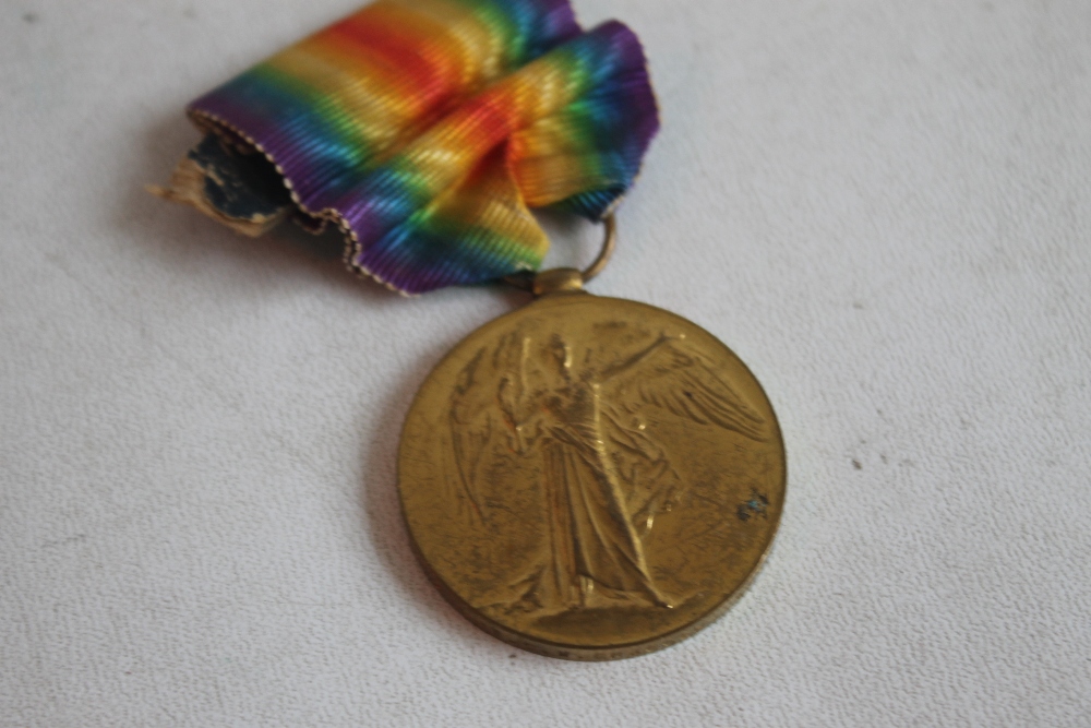 A WWI 1914-1915 STAR MEDAL TRIO, named to 1537 SJT C. W. Bragger Worc. Yeo.., along with a victory - Image 4 of 6