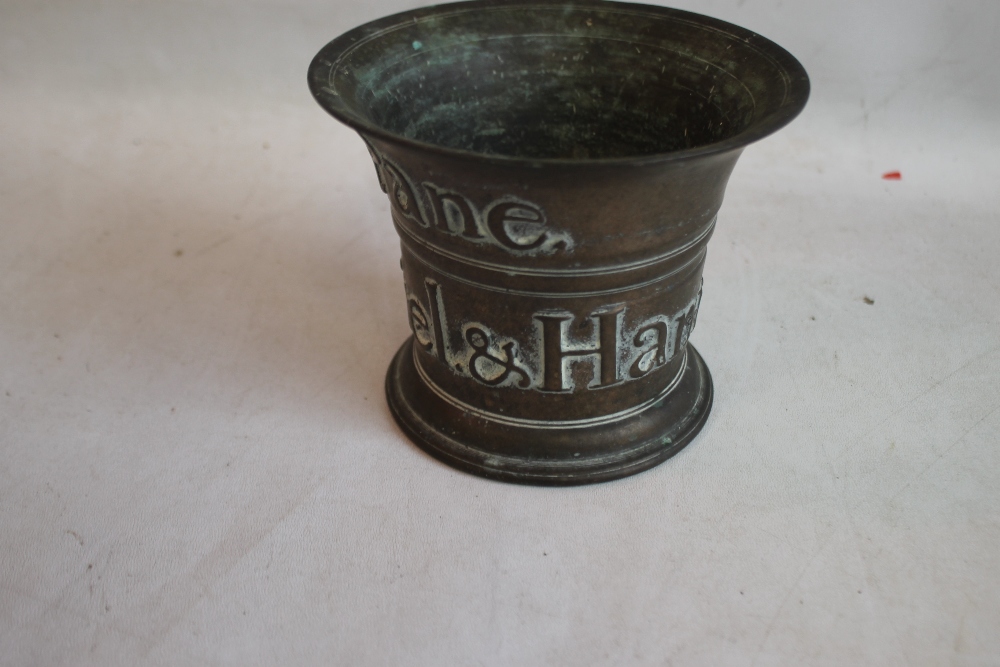 A DATED AND INSCRIBED BRONZE MORTAR, "Nathaniel & Hannah Payne 1728", H 12 cm - Image 3 of 20