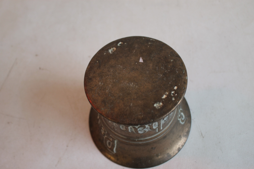 A DATED AND INSCRIBED BRONZE MORTAR, "Nathaniel & Hannah Payne 1728", H 12 cm - Image 5 of 20