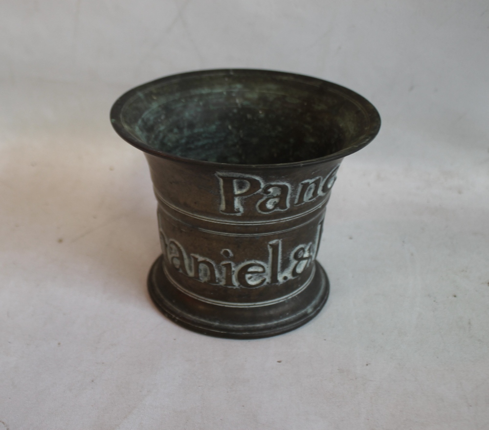 A DATED AND INSCRIBED BRONZE MORTAR, "Nathaniel & Hannah Payne 1728", H 12 cm