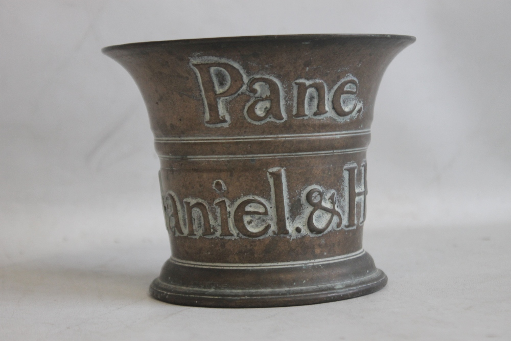 A DATED AND INSCRIBED BRONZE MORTAR, "Nathaniel & Hannah Payne 1728", H 12 cm - Image 6 of 20