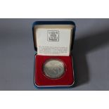 A ROYAL MINT 1977 QUEENS JUBILEE SILVER CROWN, with COA/Booklet, in original presentation case