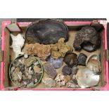 A TRAY OF ASSORTED GEODES / GEOLOGICAL SPECIMENS TO INC DESERT ROSES