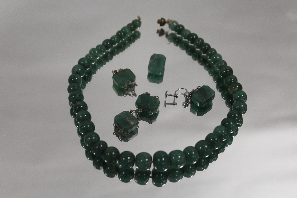 A SINGLE STRAND OF GRADUATED SPINACH JADE BEADS A/F, L 35 cm, together with five shaped panels