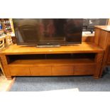 A MODERN LOW ENTERTAINMENT CABINET WITH FOUR DRAWERS H-60 D-59 W-183 CM
