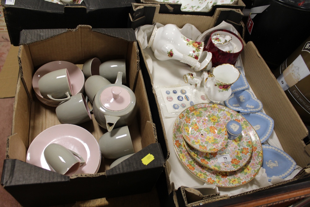 A BOX OF ROYAL ALBERT AND WEDGWOOD CAMEOS TOGETHER WITH TRAY OF BRAXTON PINK TEAWARE (2)