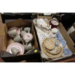 A BOX OF ROYAL ALBERT AND WEDGWOOD CAMEOS TOGETHER WITH TRAY OF BRAXTON PINK TEAWARE (2)