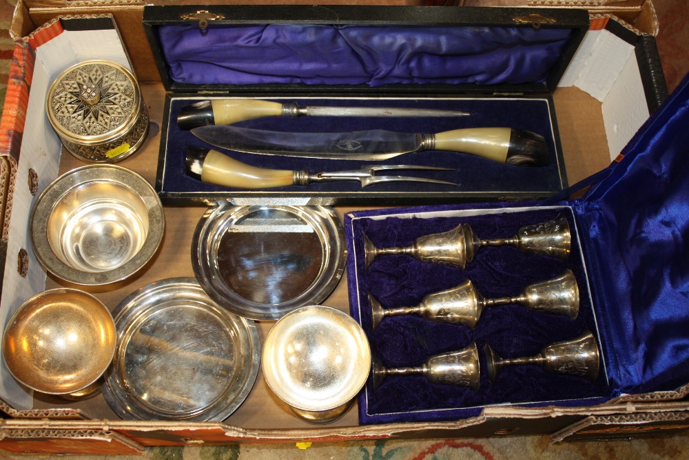 A TRAY OF METALWARE TO INC A HORN HANDLED CARVING SET