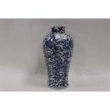AN ORIENTAL CERAMIC BLUE AND WHITE VASE WITH FOUR FIGURE CHARACTER MARKING TO BASE A/F