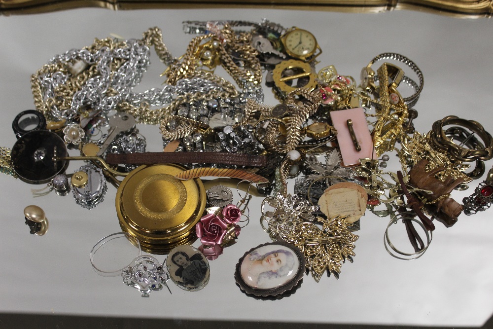 A TUB OF VINTAGE COSTUME JEWELLERY ETC TO INC BROOCHES