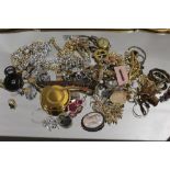 A TUB OF VINTAGE COSTUME JEWELLERY ETC TO INC BROOCHES