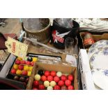 A QUANTITY OF PUB RELATED ITEMS TO INC SNOOKER BALLS, JUGS ETC