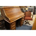 AN ANTIQUE OAK TWIN PEDESTAL ROLL-TOP DESK H-128 W-121 D-81 CM WITH ARMCHAIR