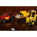 A VINTAGE TONKA FORKLIFT TRUCK TOGETHER WITH A TONKA TIPPER LORRY AND A TONKA JEEP (3)