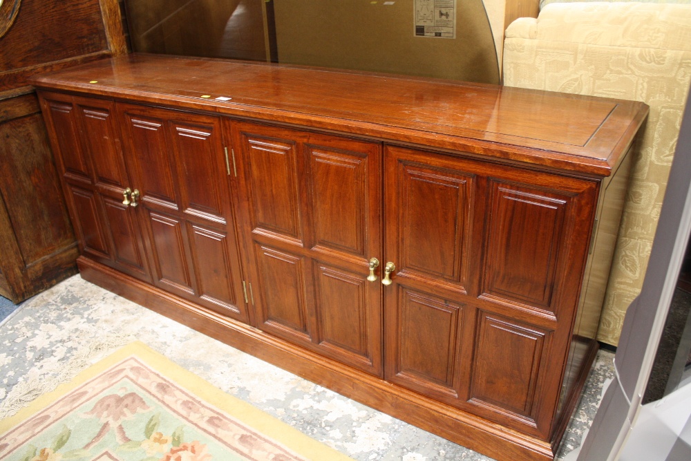 A LARGE MODERN HARDWOOD SIDEBOARD WITH FOUR DOORS H-82 CM W-189 CM