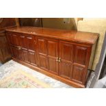 A LARGE MODERN HARDWOOD SIDEBOARD WITH FOUR DOORS H-82 CM W-189 CM