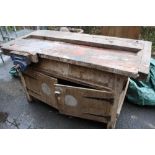 A VINTAGE WORKBENCH WITH VICE A/F - W 155 cm