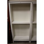 A LARGE MODERN OPEN FLOORSTANDING BOOKCASE WITH SHELVES H-198 CM W-90 CM