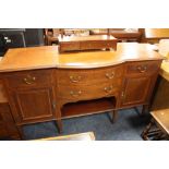 A LARGE EARLY 20TH CENTURY MAHOGANY AND CROSSBANDED SHAPED SERVING SIDEBOARD H 93 cm, W 168 cm, D 65