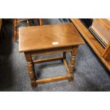 A SMALL OAK STOOL WITH TURNED LEGS H-47 CM W-46 CM
