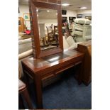 A MODERN GLASS TOPPED CONSOLE TABLE H-78 W-117 CM WITH A MATCHING MIRROR (2)