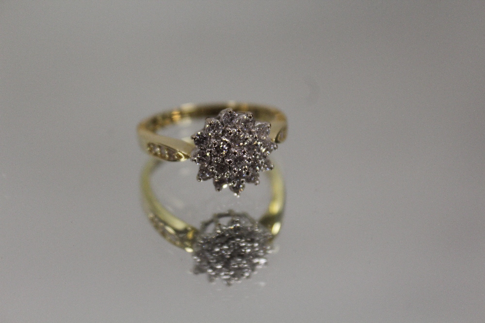 AN 18CT GOLD DIAMOND CLUSTER RING