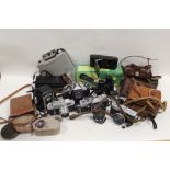A TRAY OF VINTAGE CAMERAS AND PHOTOGRAPHIC EQUIPMENT ETC