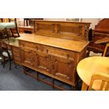 A VINTAGE OAK BARLEYTWIST SIDEBOARD WITH RAILBACK H-129 CM W-138 CM