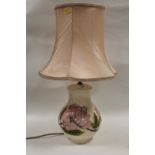 A LARGE MOORCROFT MAGNOLIA PATTERN TABLE LAMP WITH SHADE H - 26CM (to bottom of brass fitting)