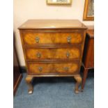 A SMALL WALNUT VENEER 3 DRAWER CHEST RAISED ON CABRIOLE SUPPORTS H- 100 W - 79 CM