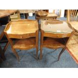 A PAIR OF FRENCH SERPENTINE FRONTED BEDSIDE TABLES H-69 CM (2)