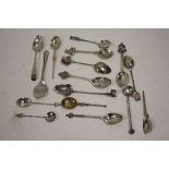 A BAG OF ASSORTED SILVER AND WHITE METAL TEASPOONS
