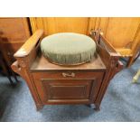 AN EDWARDIAN MAHOGANY PIANO STOOL H-50 CM S/D CONDITION - HINGED COVER ON RIGHT DETACHED BUT