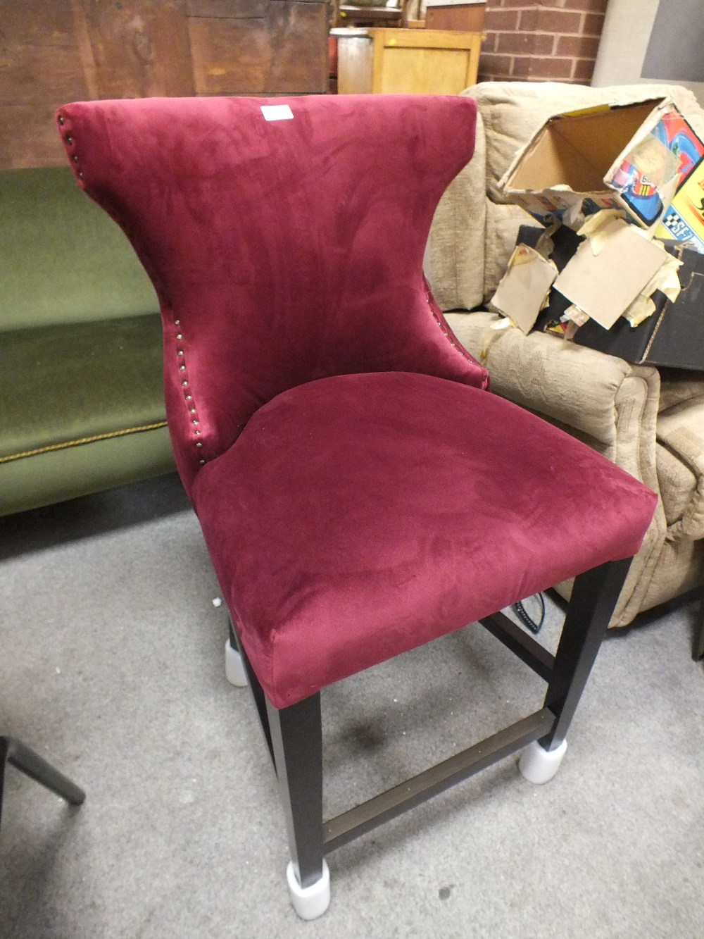 A MODERN RASPBERRY UPHOLSTERED TALL STOOL - SEAT H 69 CM