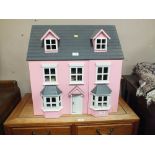 A MODERN DOLLS HOUSE WITH FURNITURE AND ACCESSORIES H- 62 W- 62.5 CM