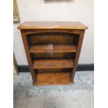 A SMALL MODERN PINE OPEN BOOKCASE H-90 W-67 CM CONDITION - IT HAS BEEN STAINED