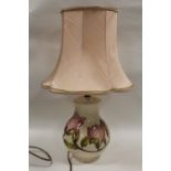 A LARGE MOORCROFT MAGNOLIA PATTERN TABLE LAMP WITH SHADE H - 26CM (to bottom of brass fitting)