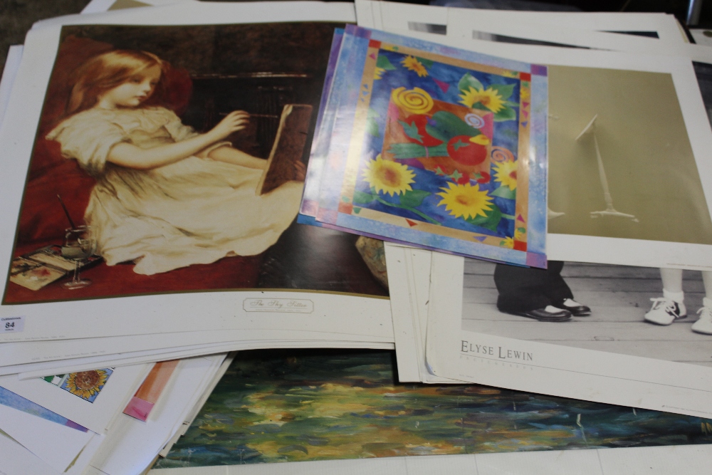 A COLLECTION OF UNFRAMED PRINTS TO INCLUDE SIGNED EXAMPLES, TOGETHER WITH DISPLAY FOLDERS