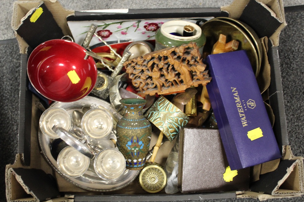 A TRAY OF COLLECTABLES TO INCLUDE CLOISONNE STYLE VASES