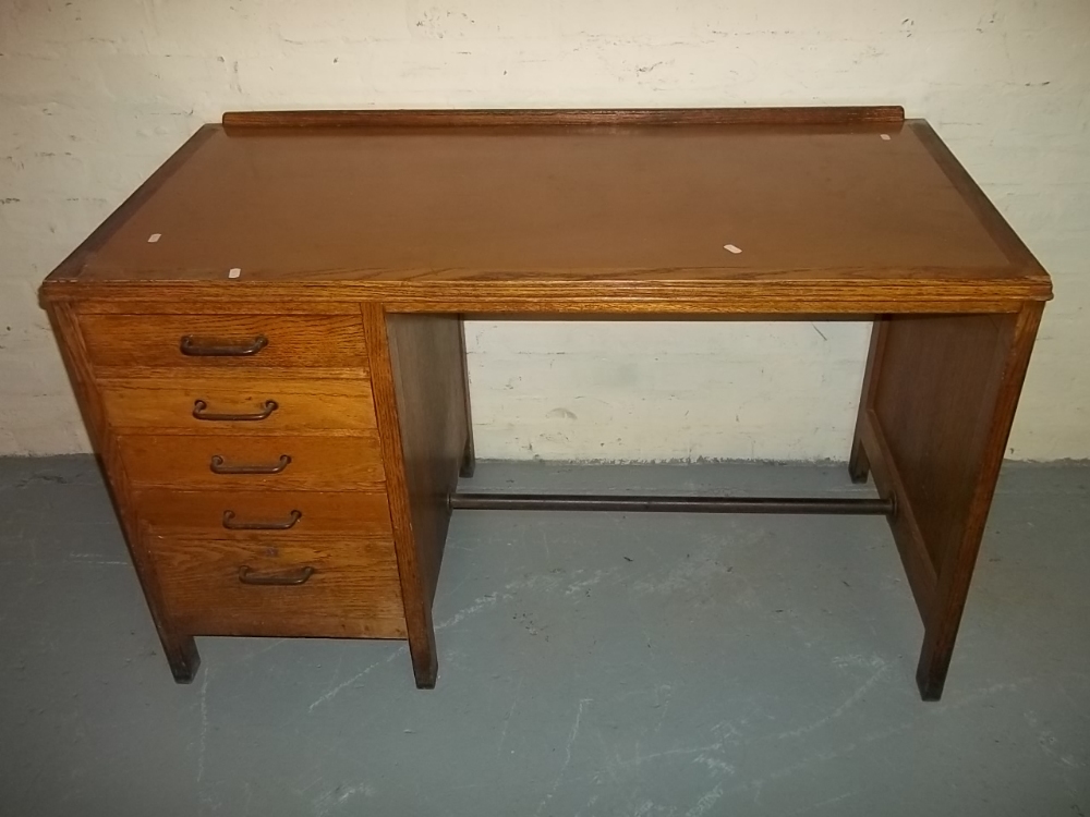 AN OAK SINGLE PEDESTAL DESK WITH AN INLAID TOP