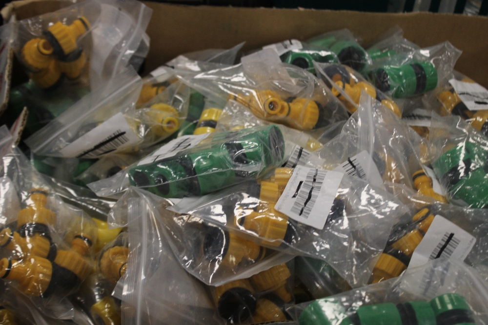 A LARGE QUANTITY OF ASSORTED HOSE PIPE FITTINGS - Image 4 of 4