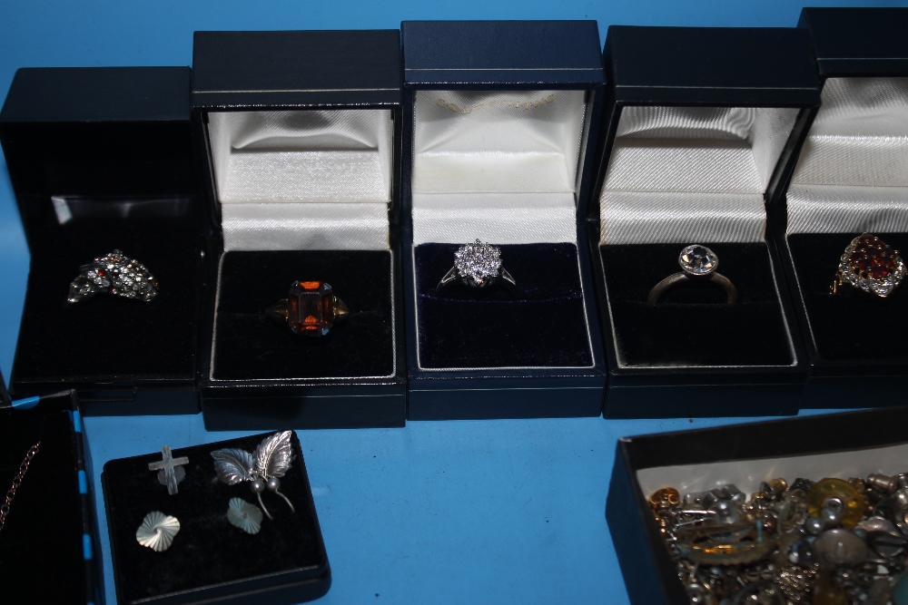 A LARGE QUANTITY OF COSTUME JEWELLERY TO INCLUDE DRESS RINGS - Image 3 of 6