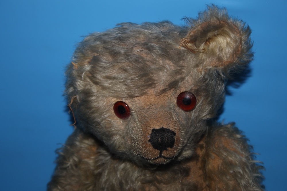 A VINTAGE PLAYWORN TEDDY BEAR - Image 2 of 3