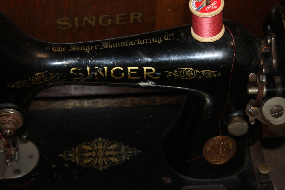 A SINGER SEWING MACHINE - Image 3 of 3