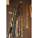 A QUANTITY OF FISHING RODS TO INCLUDE DAIWA QUINTET, A WEBLEY SUPER SPINNER, SPLIT CANE EXAMPLES