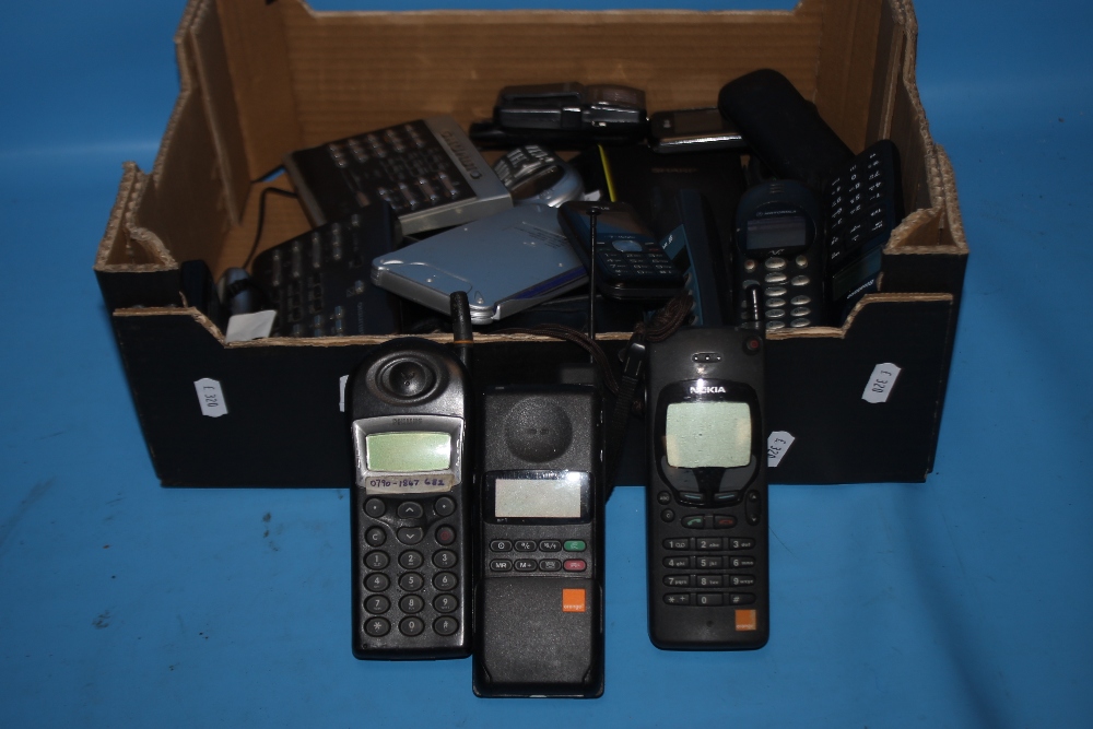 A QUANTITY OF VINTAGE AND OTHER MOBILE PHONES